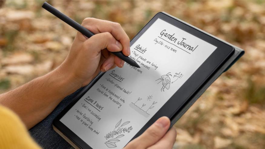 A person writes on the Kindle Scribe