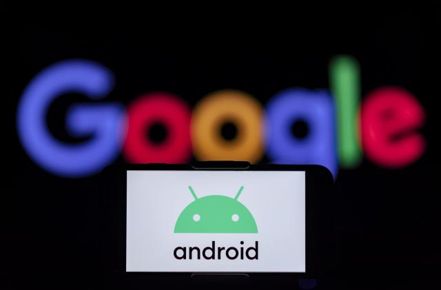 INDIA - 2023/02/11: In this photo illustration, the logo of an android is seen displayed on a mobile phone screen with a google logo in the background. (Photo Illustration by Idrees Abbas/SOPA Images/LightRocket via Getty Images)