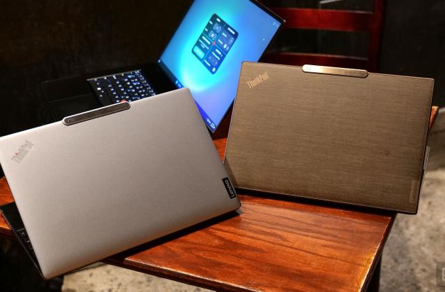 The ThinkPad Z13 Gen 2 will be available in two colors: an aluminum model and a second version with an optional flax fiber lid made from sustainable materials. 