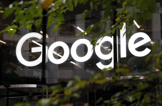 El logo de Google exhibido en sus oficinas el 1 de noviembre de 2018 en la plaza Granary, en Londres. (AP Foto/Alastair Grant, Archivo)